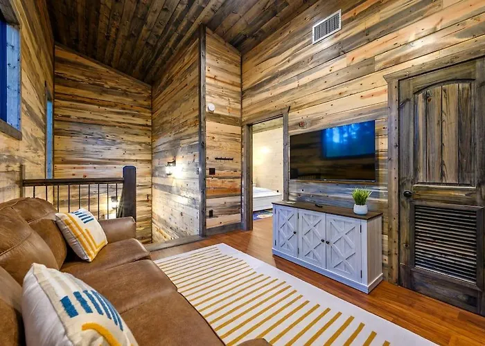 Brand New Luxury 2 Bedroom With Loft And Spa Sleeps 10