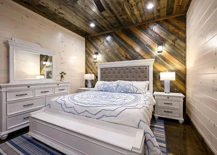 Brand New Luxury 2 Bedroom With Loft And Spa Sleeps 10