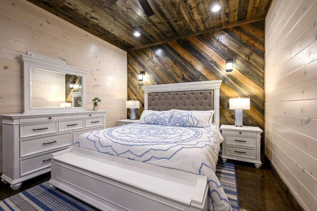 Holiday home Brand New Luxury 2 Bedroom With Loft And Sleeps 10 *